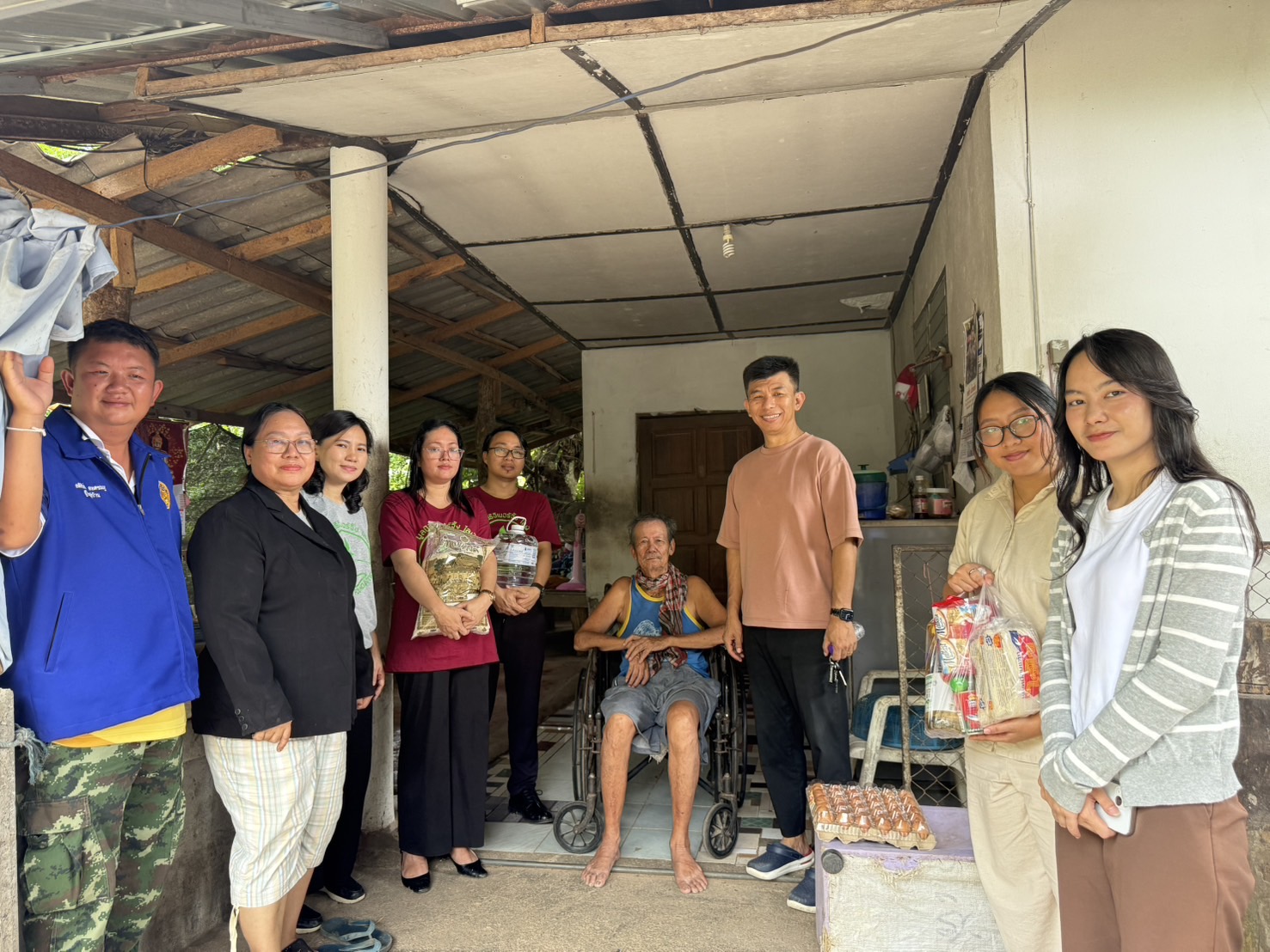 อาสาสมัครลงพื้นที่สนับสนุนสิ่งของบริโภคและอธิษฐานให้กำลังใจแก่ที่มีปัญหาด้านสุขภาพและโรคประจำตัว ณ บ้านหนองก้นครุ หมู่ 5 ตำบลเมืองเล็น อำเภอสันทราย จังหวัดเชียงใหม่ 30 กรกฎาคม 2568