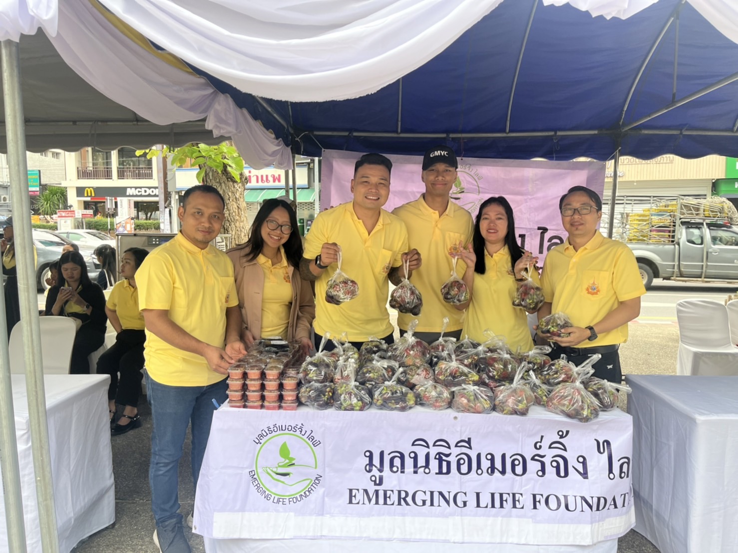 อาสาสมัครร่วมงานจิตอาสาพระราชทาน เฉลิมพระเกียรติ พระบาทสมเด็จพระเจ้าอยู่หัวเนื่องในโอกาส มหามงคลเฉลิมพระชนมพรรษา 28 กรกฎาคม  2567 ณ ลานประตูท่าแพ อำเภอเมือง จังหวัดเชียงใหม่ วันที่ 25 กรกฎาคม 2567