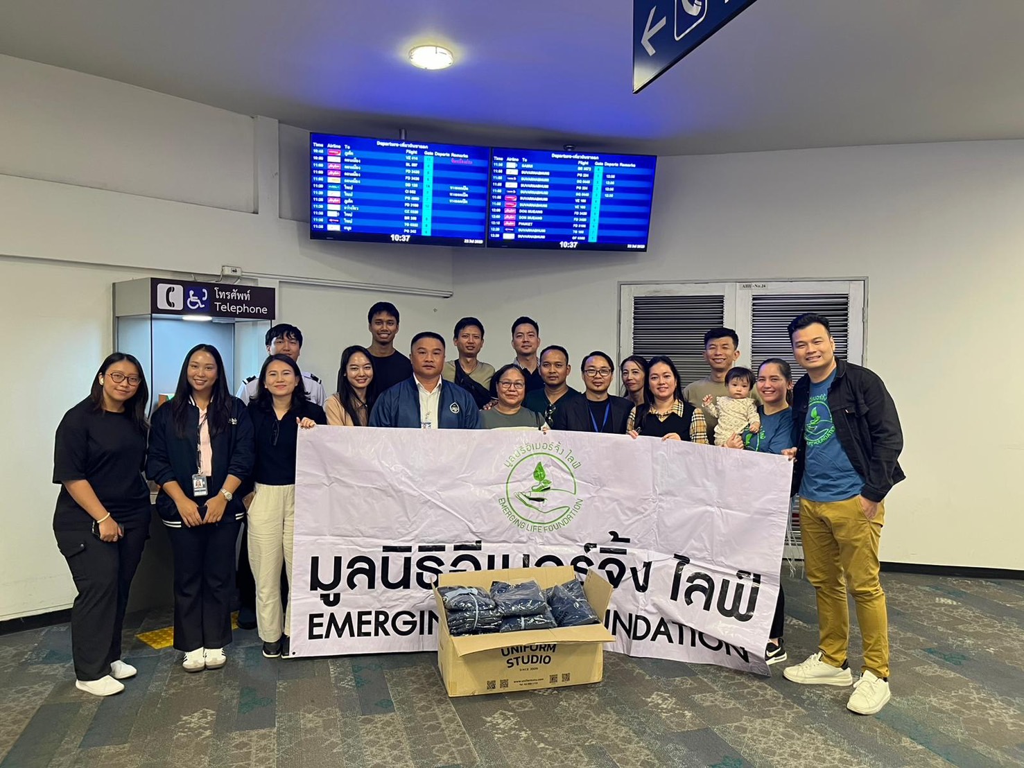 มูลนิธิอีเมอร์จิ้งไลฟ์และอาสาสมัครได้สนับสนุนเสื้อแจ็คเก็ตแก่เจ้าหน้าที่ ณ ท่าอากาศยานเชียงใหม่ 22 กรกฎาคม 2568